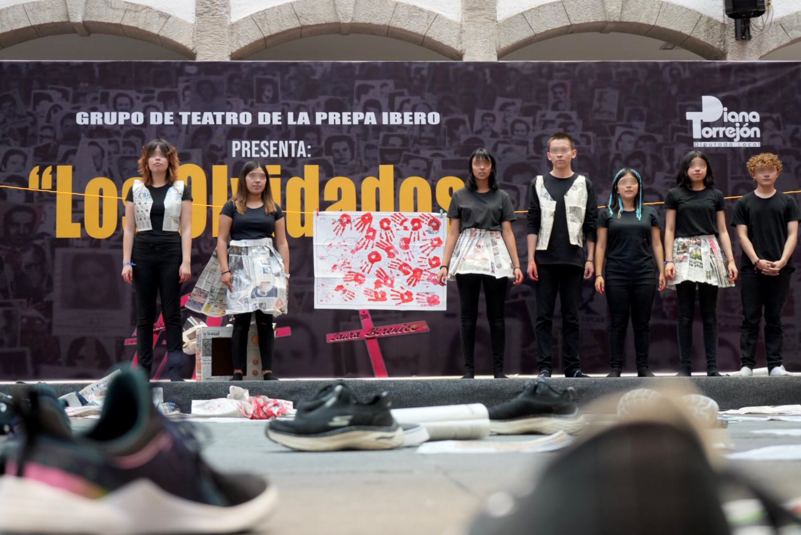 Presentan en el Congreso estudiantes de preparatoria obra de teatro 'Los olvidados'